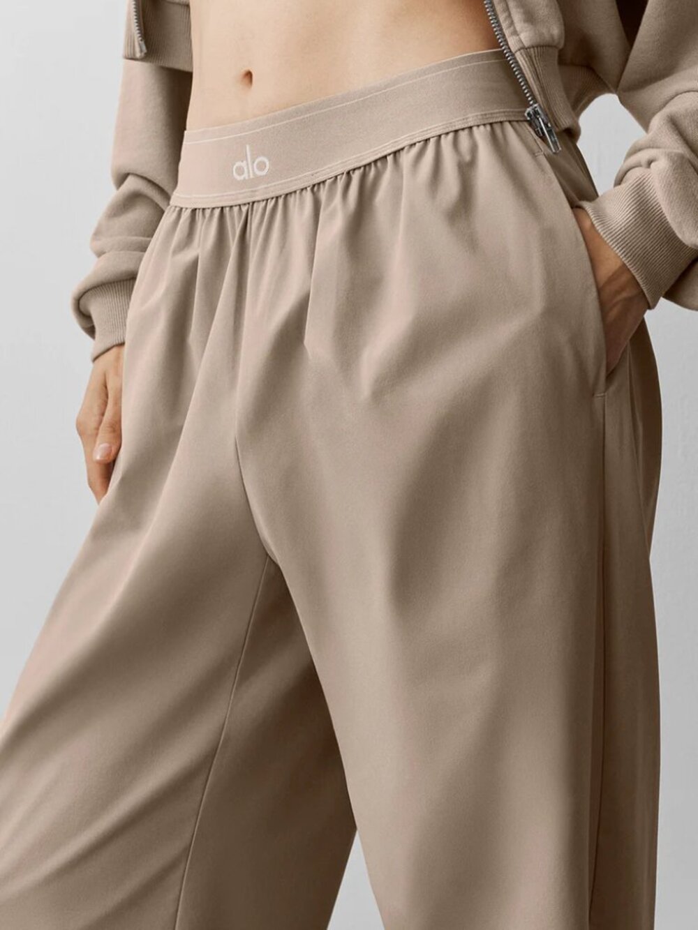 NWT🏵Alo Yoga Suit Up Trouser Gravel Color Regular 30-inch Inner Seam Length 🤍 - Picture 2 of 10